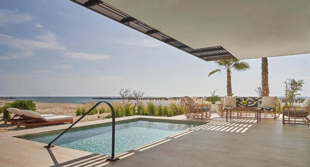 Terrasse mit eigenem kleinen Pool und direktem Blick auf den Strand.
