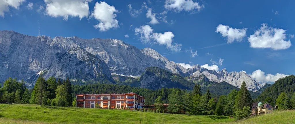 Zwischen den Bergen liegt das Schloss Elmar