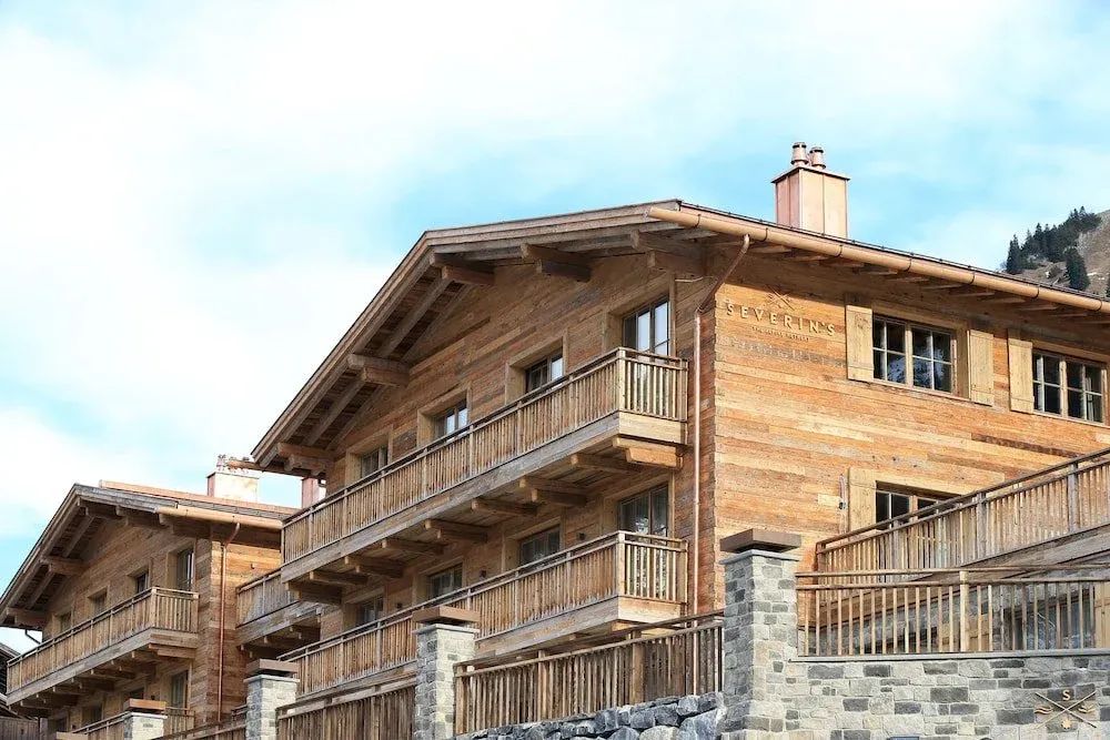 Luxuriöser Berghütte aus Holz mit großem Balkon und malerischem Bergblick