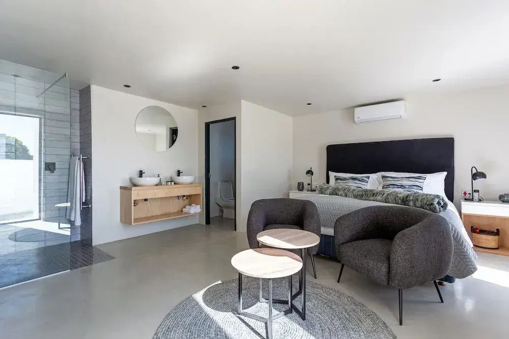 Schlafzimmer mit Doppelbett und integriertem Badezimmer
