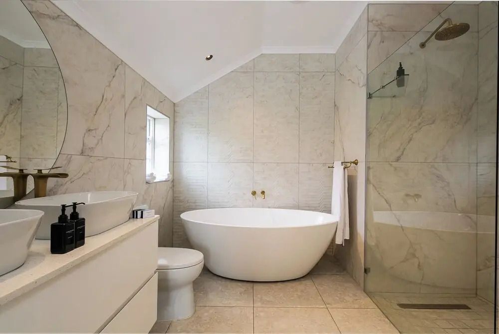 Elegantes Badezimmer mit freistehender Badewanne und Dusche