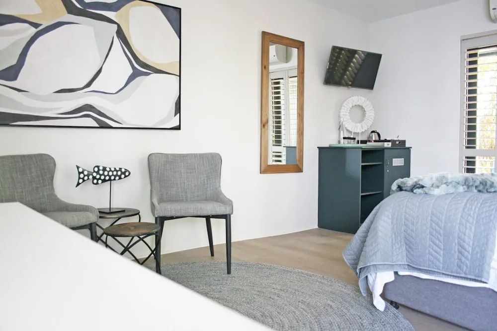 Modernes Zimmer mit Sessel und Kunst an der Wand