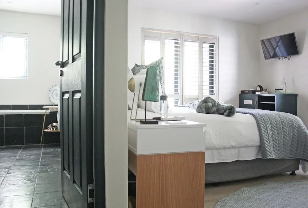 Modernes Schlafzimmer mit großem Bett und eleganter Dekoration