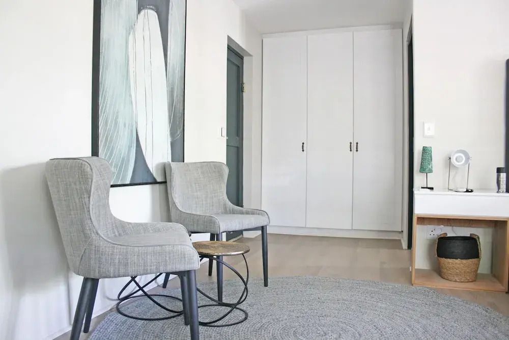 Eleganter Sitzbereich mit modernen Stühlen und Kunstwerk