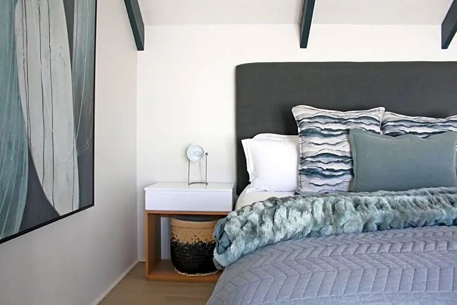 Schlafzimmer mit gemütlichem Doppelbett und modernem Kopfteil