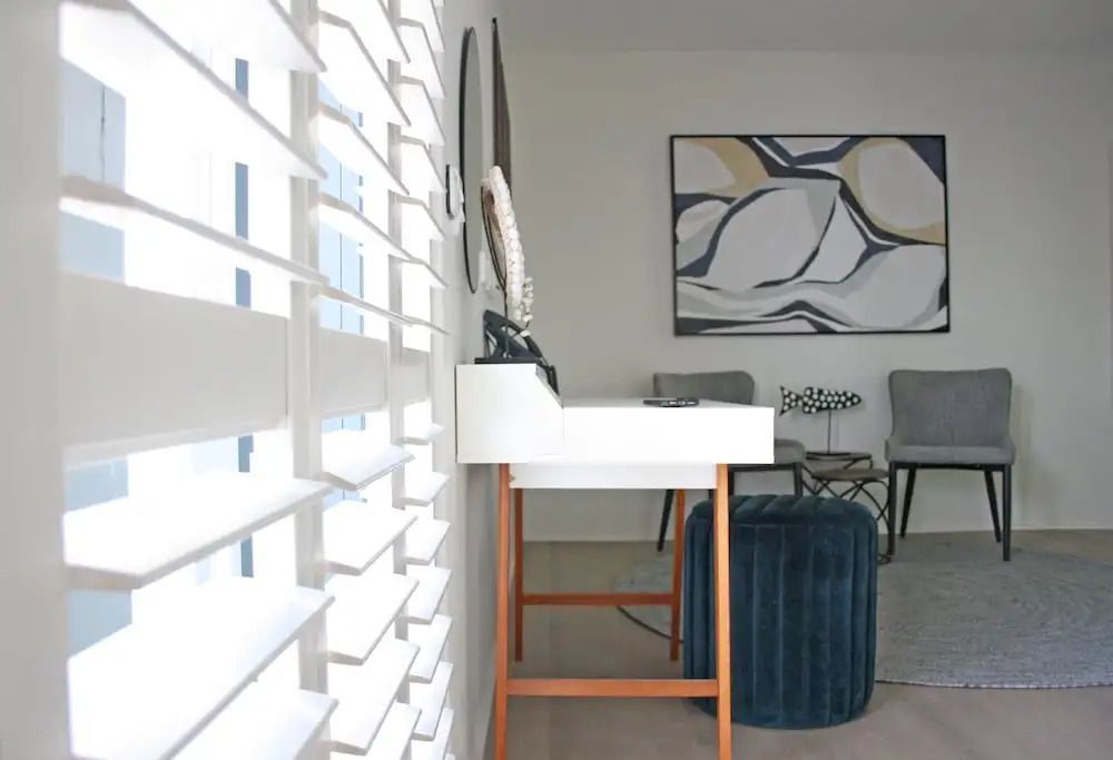 Schreibtischbereich im Zimmer mit moderner Kunst an der Wand und stilvollem Design.