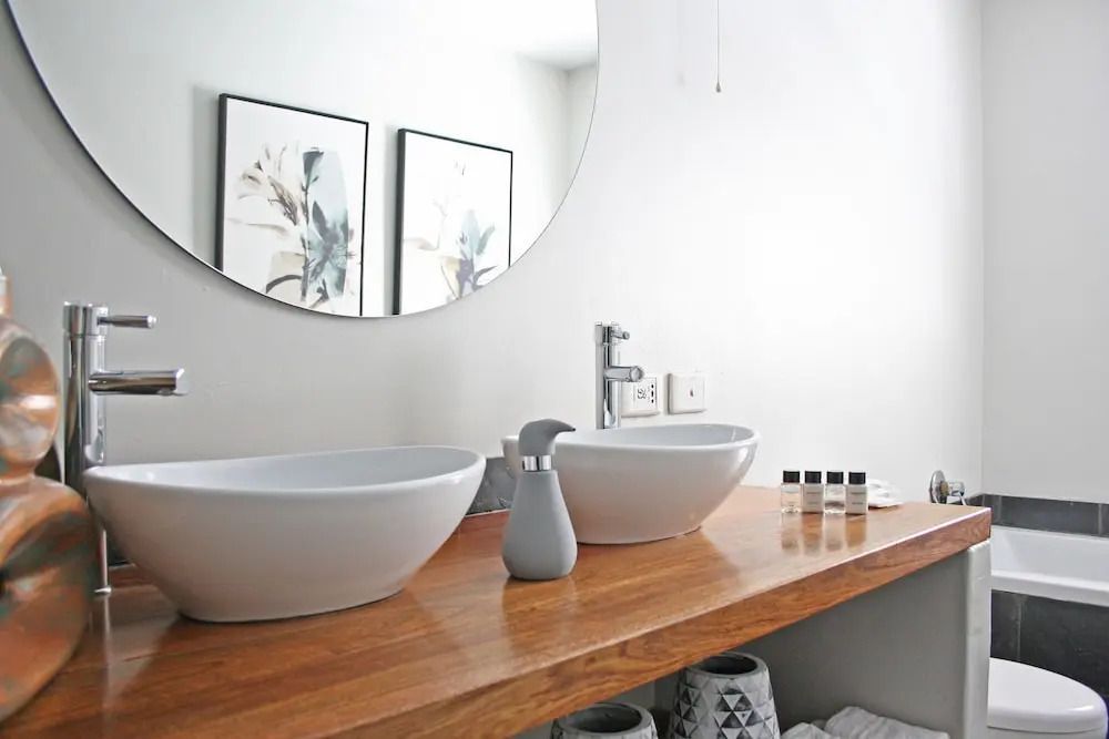 Doppelwaschplatz im modernen Badezimmer mit großen Spiegeln und edler Ausstattung.