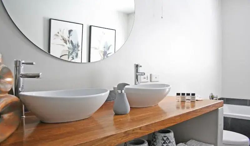 Doppelwaschbecken auf Holztheke im modernen Badezimmer des Abalone Hotels