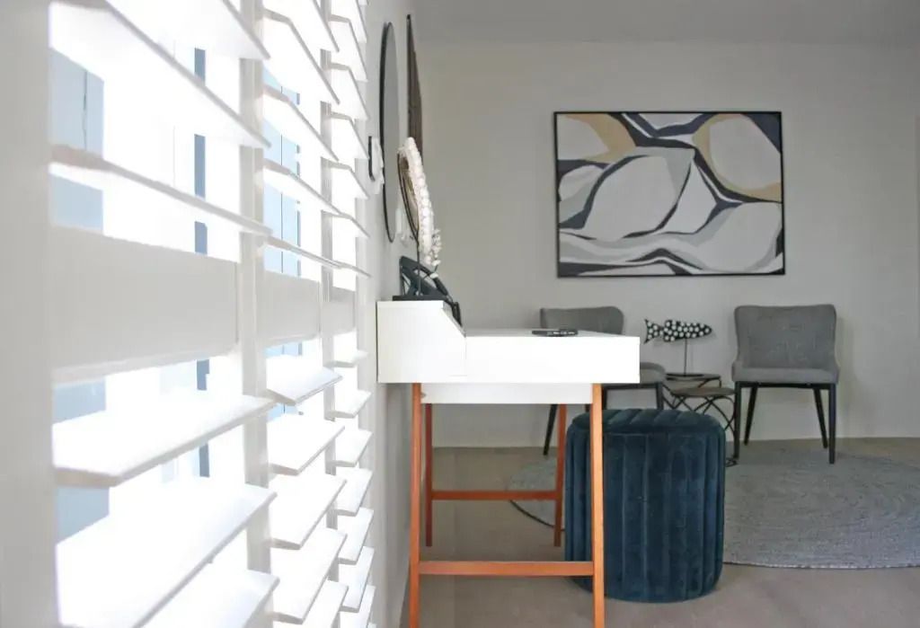 Helles Zimmer mit moderner Kunst an der Wand und eleganter Einrichtung