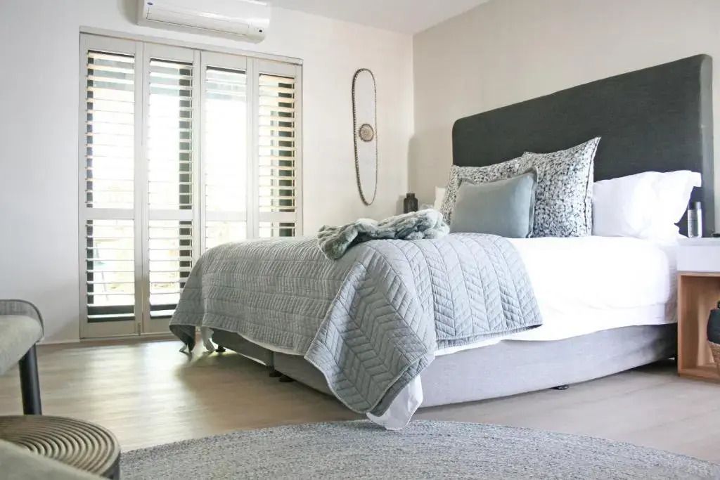 Gemütliches Doppelbett mit Blick auf den Balkon im Superior Zimmer