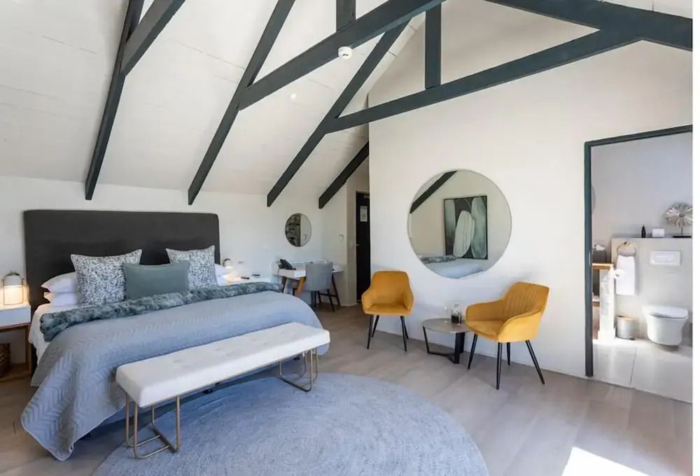 Geräumige Suite mit schrägen Decken und modernen Möbeln