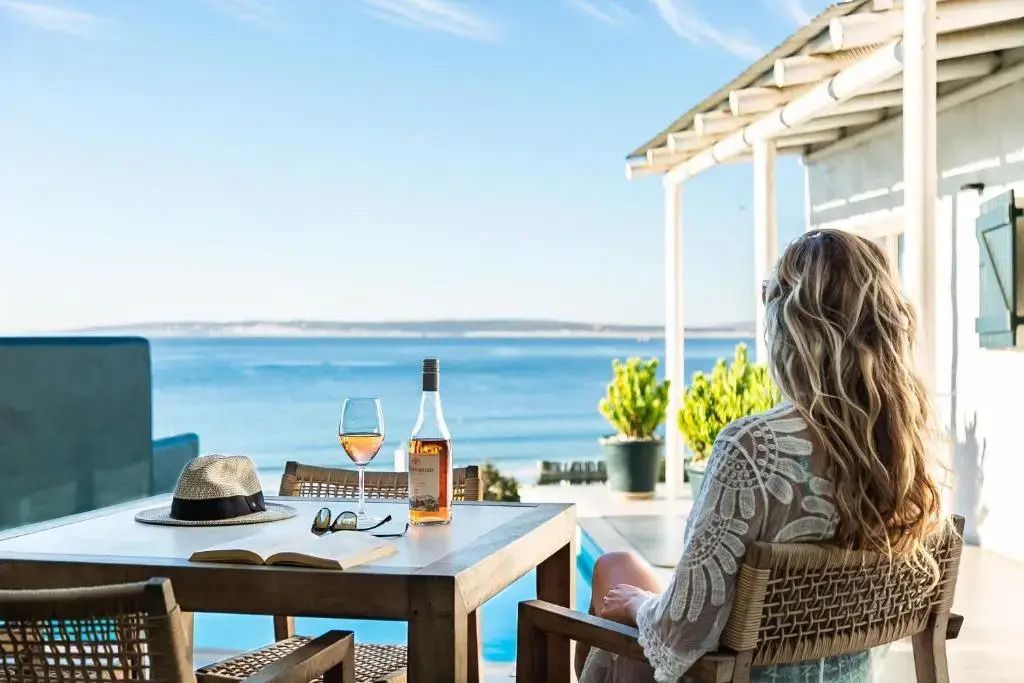 Terrasse mit Meerblick und Weingläsern im Abalone Hotel and Villas