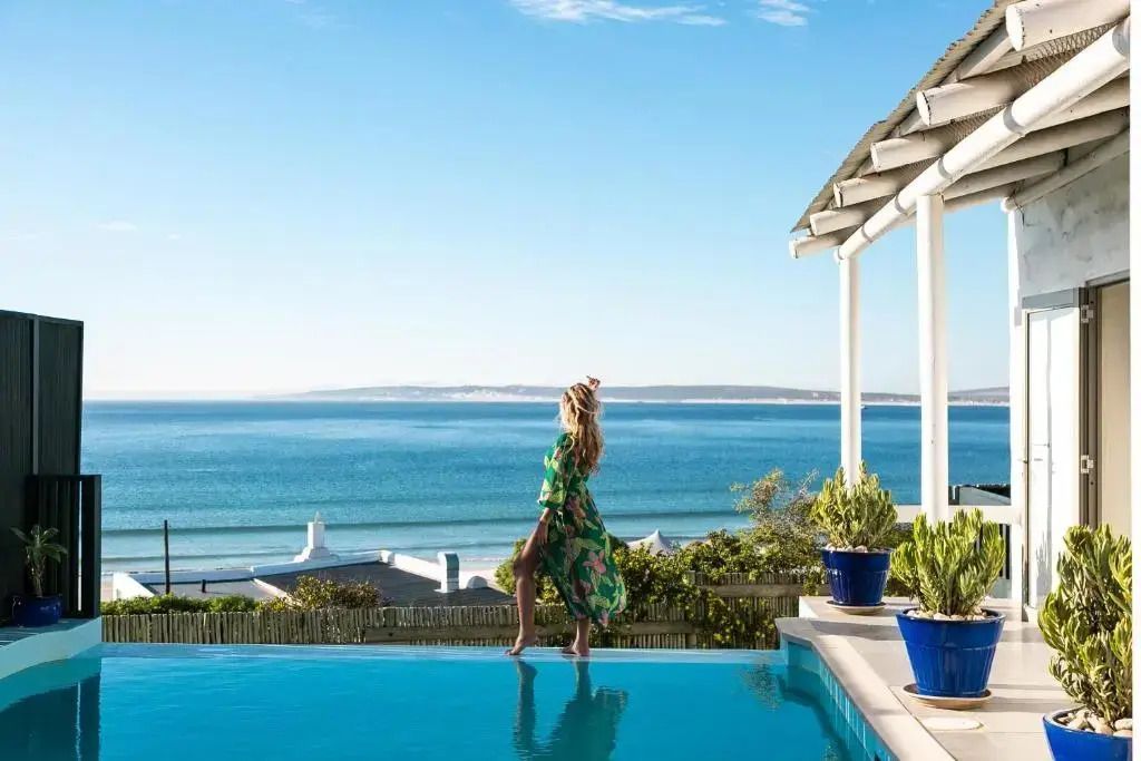Frau am Infinity-Pool mit Panoramablick im Abalone Hotel and Villas