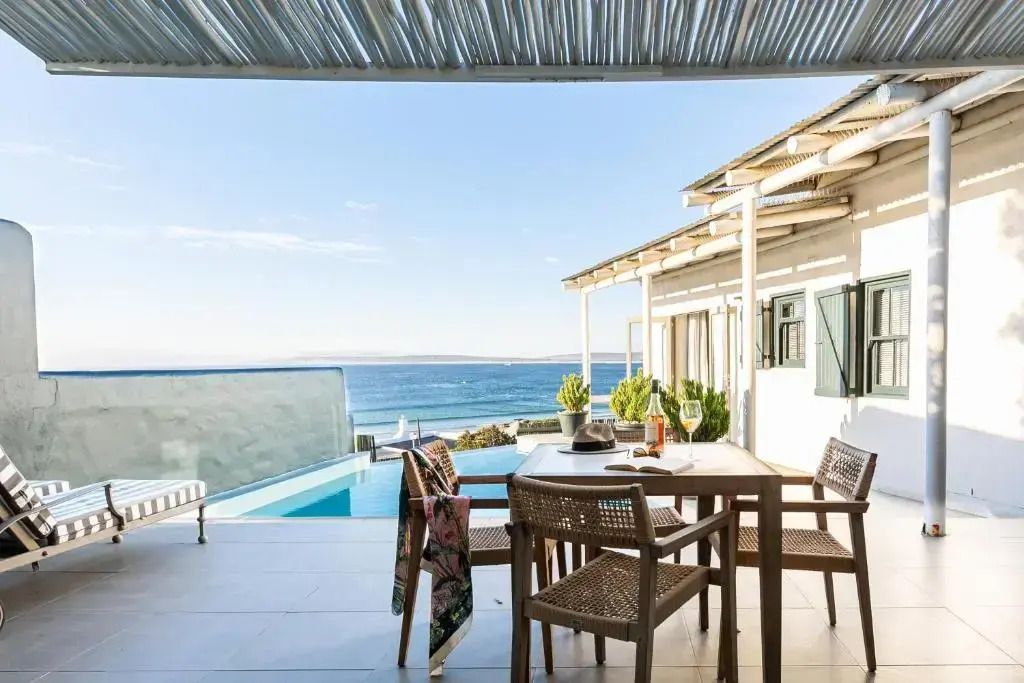 Elegante Terrasse mit Meerblick am Abalone Hotel and Villas