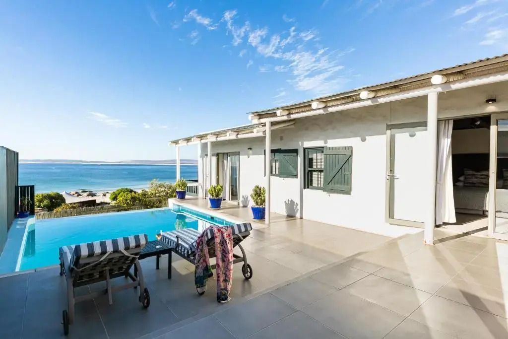 Private Poolterrasse mit Meerblick im Abalone Hotel and Villas