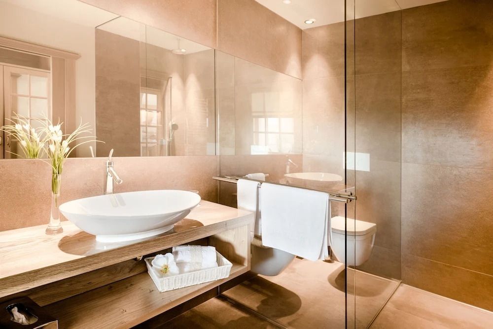 Modernes Badezimmer mit großer Duschkabine und eleganten Armaturen