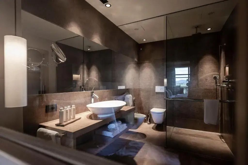 Luxuriöses Badezimmer mit moderner Ausstattung und Regendusche