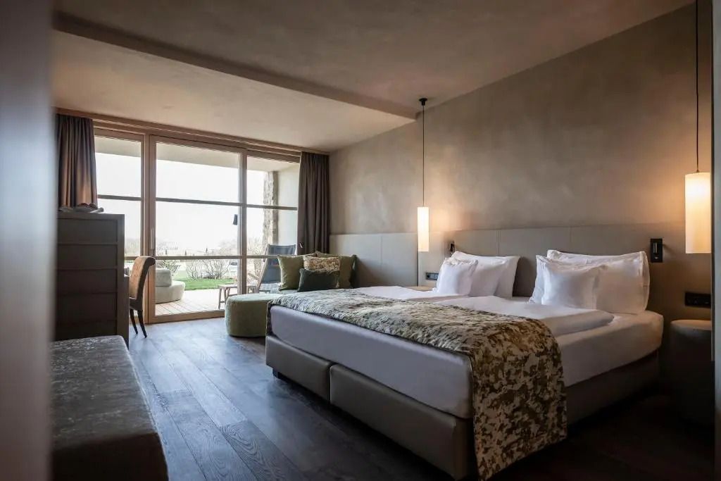 Geräumiges Superior Doppelzimmer mit Doppelbett und Blick auf die Terrasse