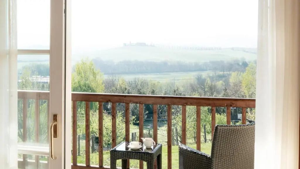 Private Terrasse mit Sitzgelegenheiten und Ausblick auf die toskanische Landschaft