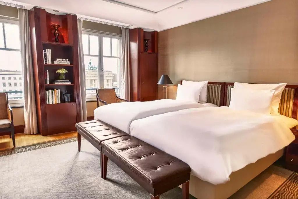 Geräumiges Schlafzimmer in der Adlon Deluxe Suite mit eleganter Einrichtung