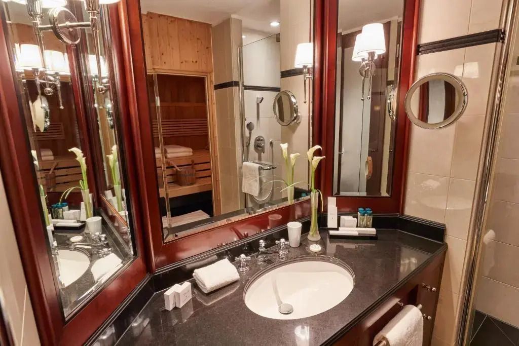 Modernes Badezimmer mit edler Ausstattung und Sauna
