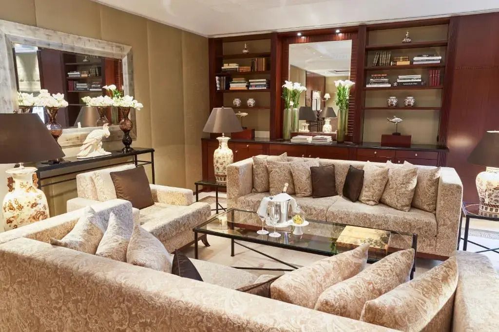 Luxuriöser Salon mit bequemen Sofas und klassischer Dekoration