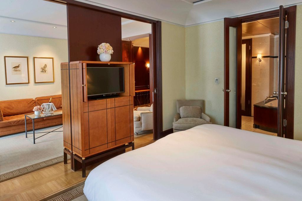 Sicht auf ein Schlafzimmer und Wohnbereich mit stilvoller Möblierung