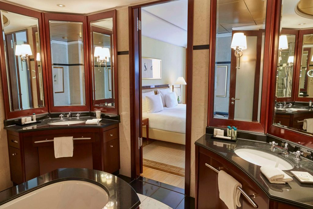 Blick ins Badezimmer mit Doppelwaschbecken und eleganten Holzdetails