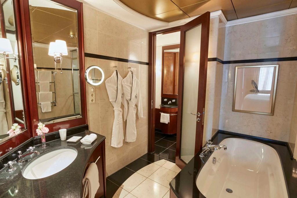 Geräumiges Badezimmer mit Badewanne und eleganter Ausstattung