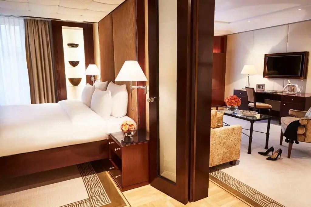 Luxuriöses Hotelzimmer mit King-Size-Bett und separatem Wohnbereich