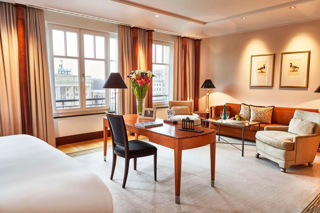Luxuriöser Wohnbereich der Brandenburg Gate Doppel Junior-Suite mit Blick auf das Brandenburger Tor