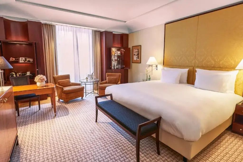 Geräumiges Deluxe Doppelzimmer mit eleganter Sitzecke und großem Fenster