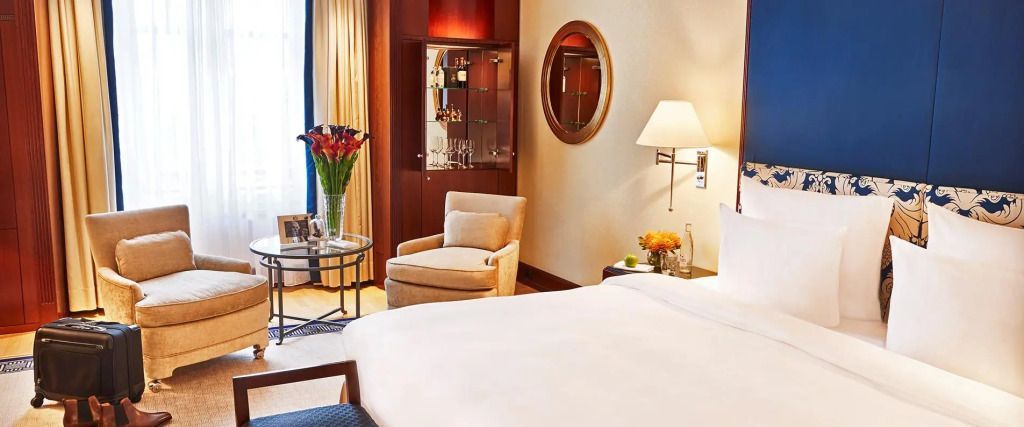 Luxuriöses Doppelzimmer mit gemütlicher Sitzgelegenheit und Blumendekoration