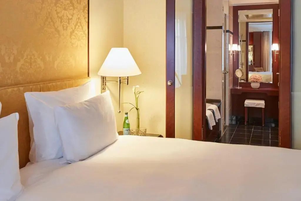 Deluxe Doppelzimmer mit Blick ins luxuriöse Badezimmer