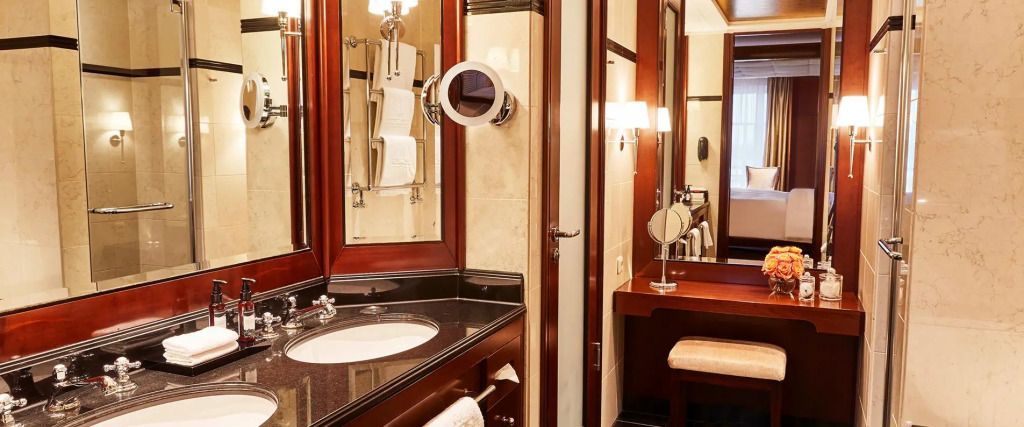 Elegantes Badezimmer mit Holzverkleidung im Deluxe-Doppelzimmer