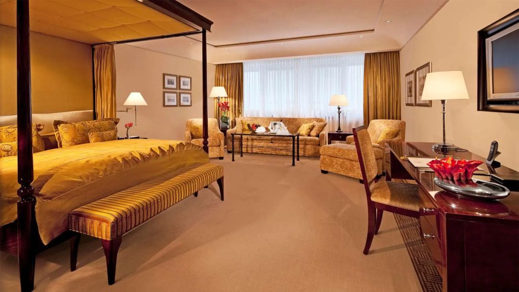 Geräumige Junior-Suite mit Sitzbereich und eleganter Einrichtung