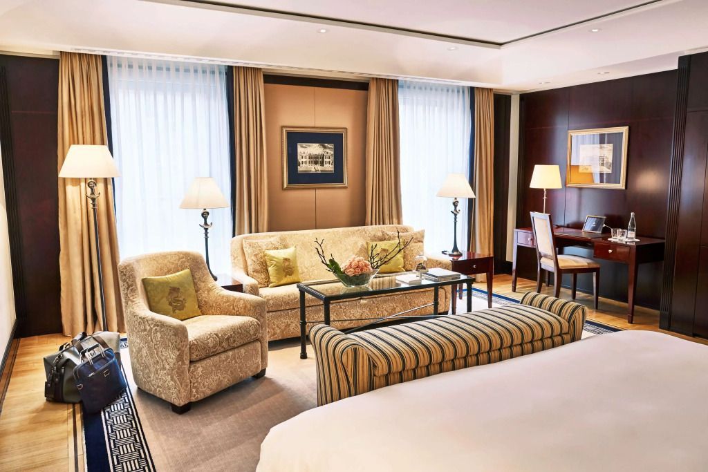 Eleganter Wohnbereich in einer Junior-Suite mit gemütlichen Sesseln