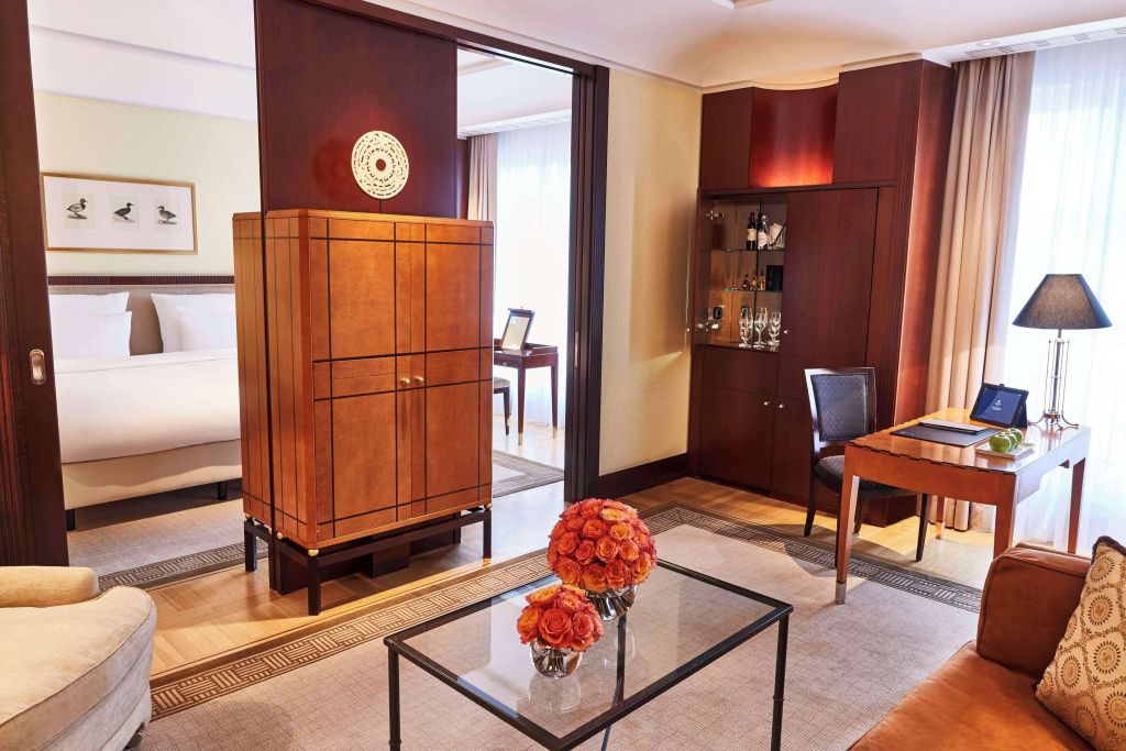 Elegantes Wohnzimmer der Executive Suite mit stilvollen Möbeln und Dekorationen