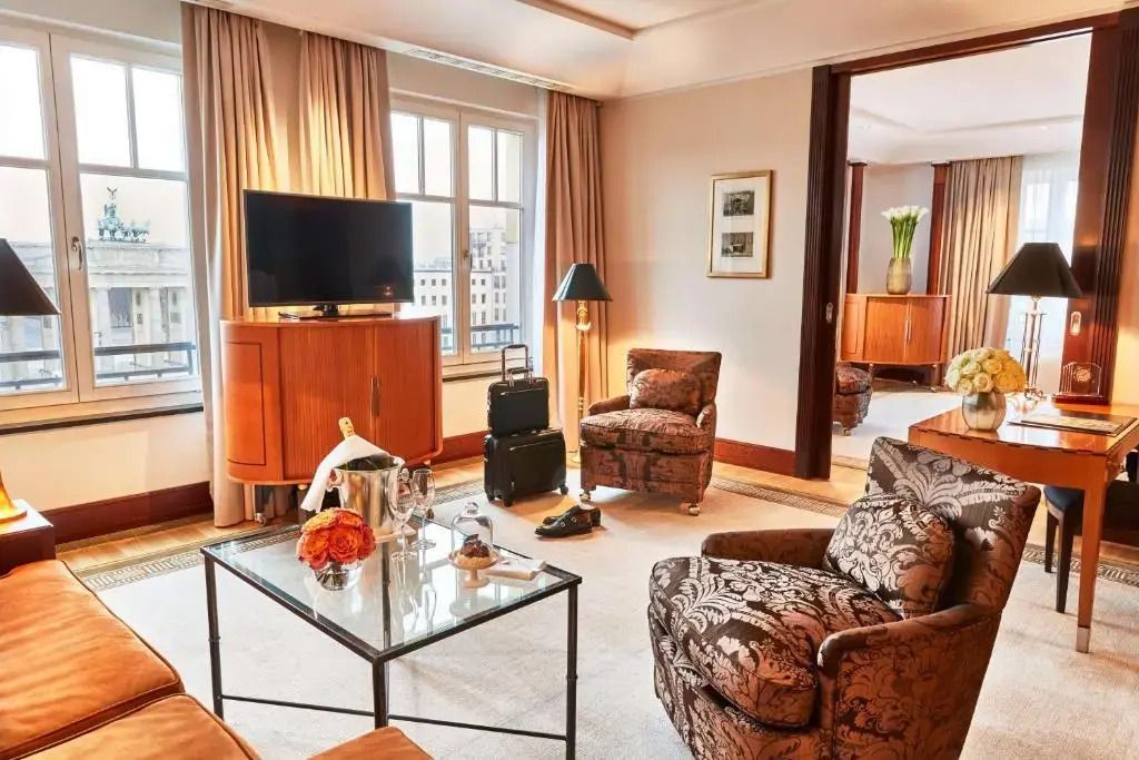 Gemütlicher Wohnbereich mit Sesseln, Fernseher und eleganten Dekorationen