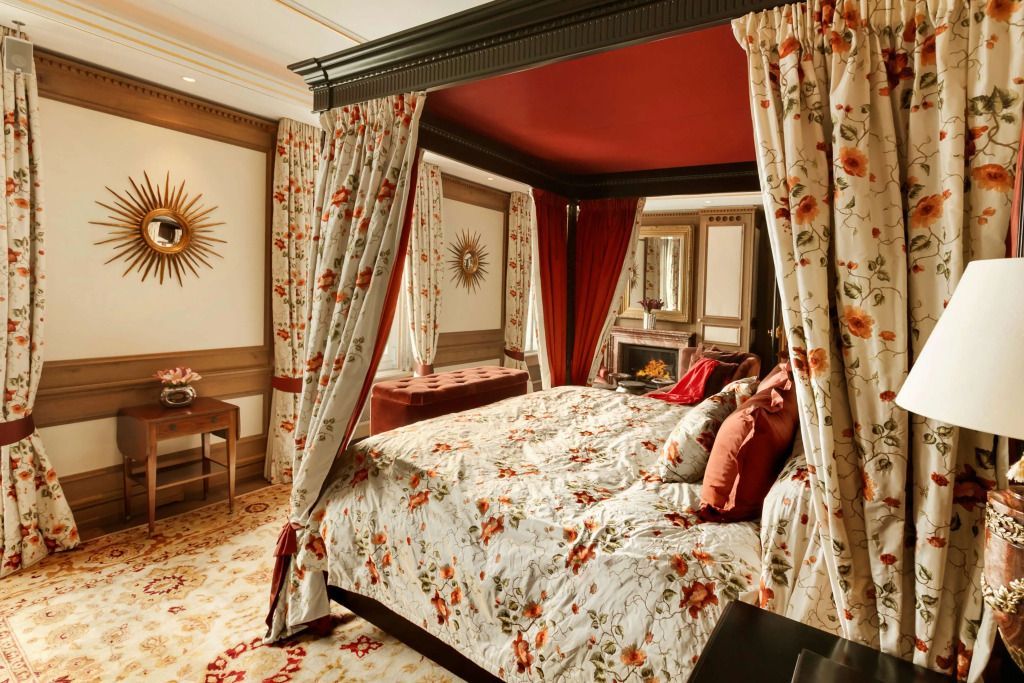 Luxuriöser Schlafbereich mit Himmelbett und klassischen Vorhängen in der Imperial Suite
