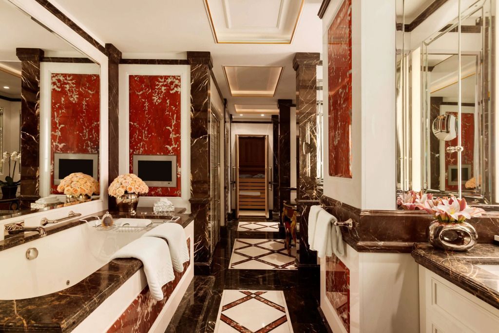 Opulentes Badezimmer mit Marmordetails und komfortabler Ausstattung in der Suite