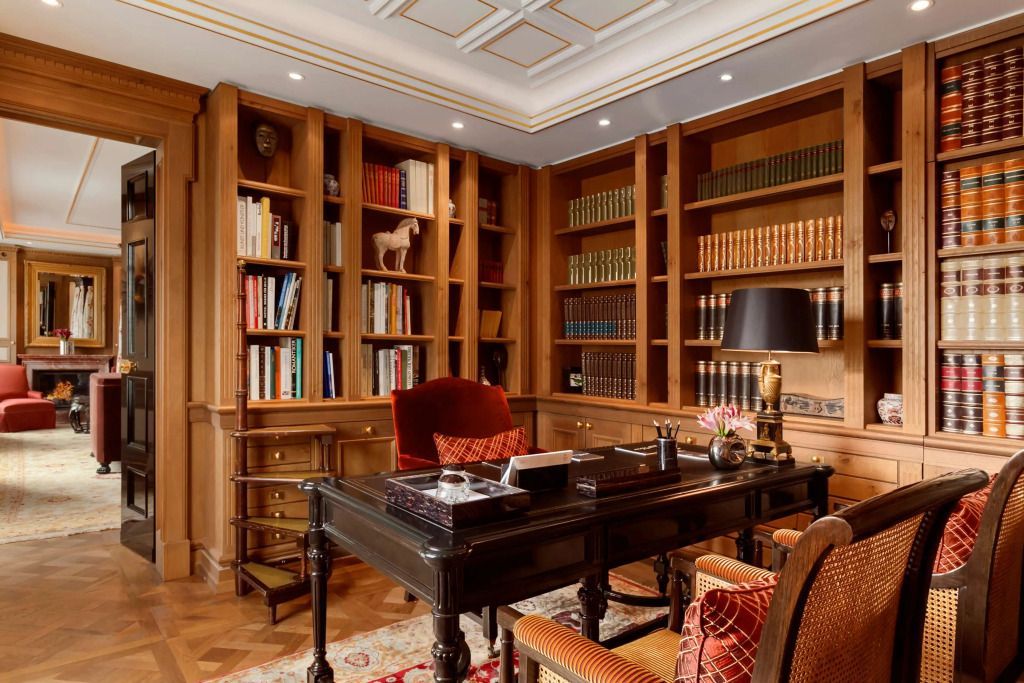 Hochwertige Bibliothek mit Holzmöbeln und Lederakzenten im Hotelzimmer