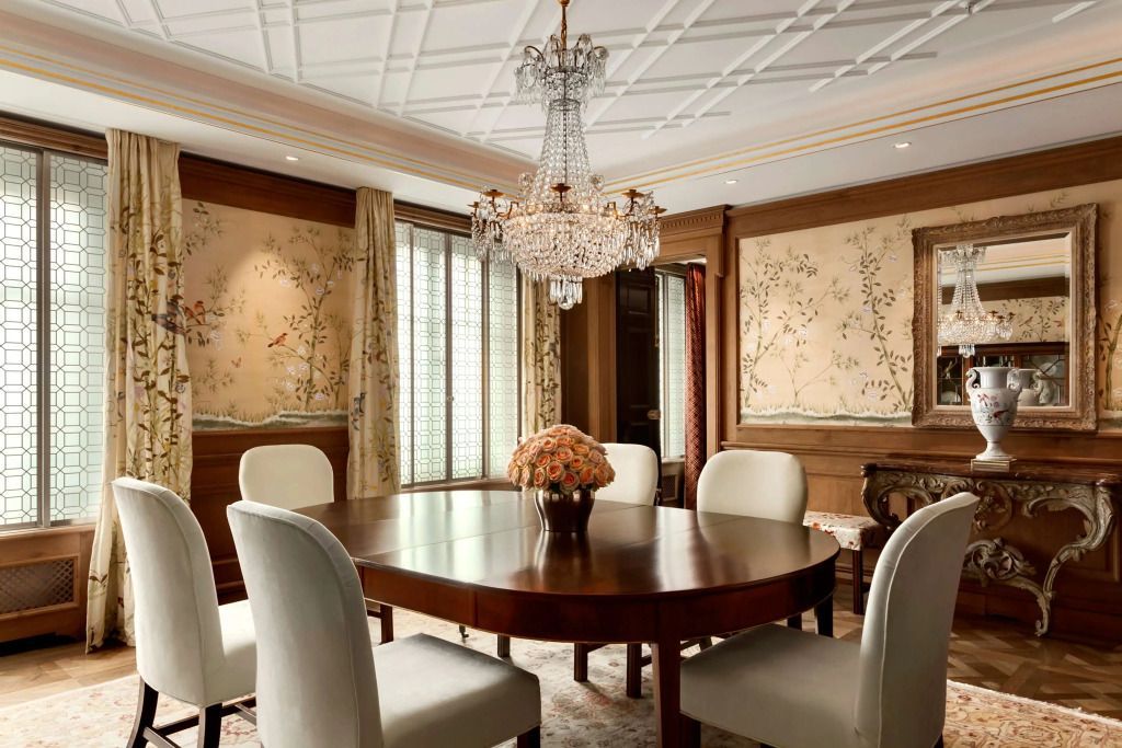 Edler Essbereich mit rundem Tisch und Kronleuchter in der Imperial Suite