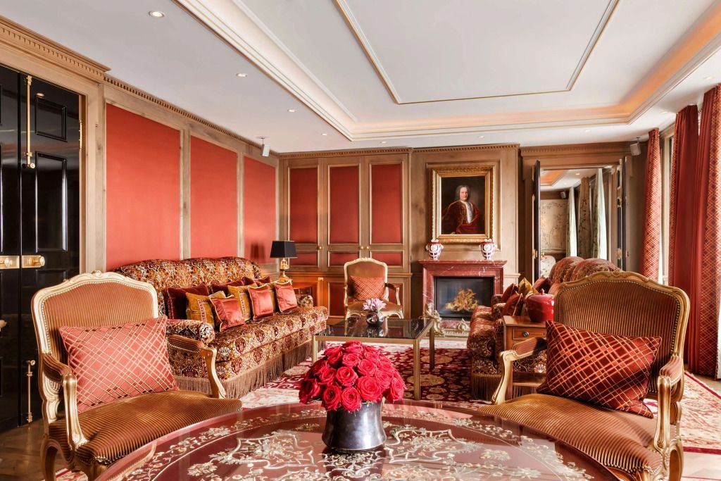 Klassisch eingerichtetes Wohnzimmer mit eleganten Möbeln in warmen Farbtönen