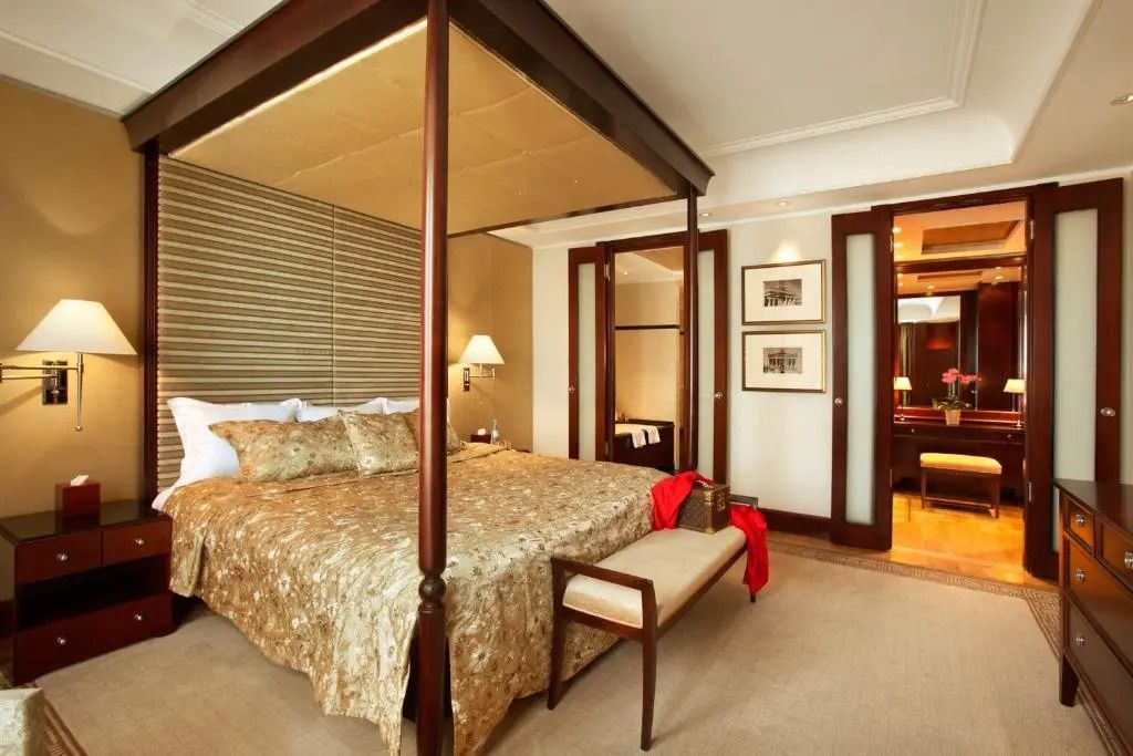 Luxuriöses Schlafzimmer mit Himmelbett in der Linden Suite des Hotel Adlon Kempinski Berlin