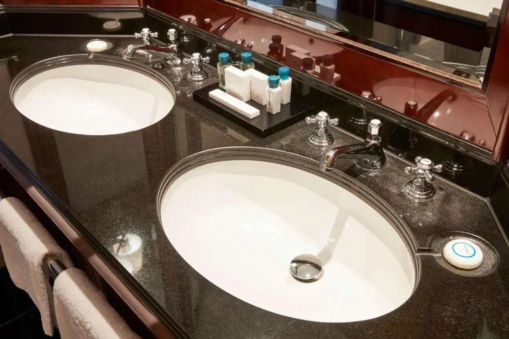 Doppelwaschbecken mit Pflegeprodukten in der Linden Suite des Hotel Adlon Kempinski Berlin