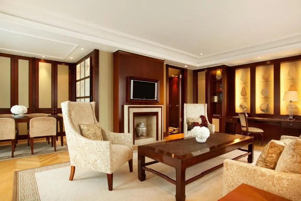 Geräumiges Wohnzimmer mit klassischer Einrichtung in der Linden Suite