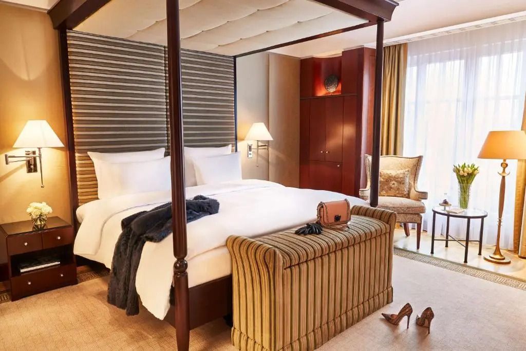 Luxuriöses Schlafzimmer mit Himmelbett in der Pariser Platz Suite