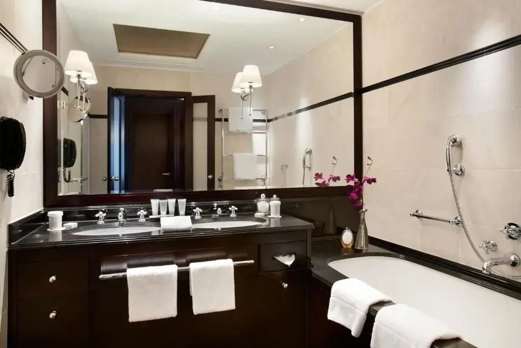 Hochwertiges Badezimmer mit Doppelwaschbecken und Badewanne