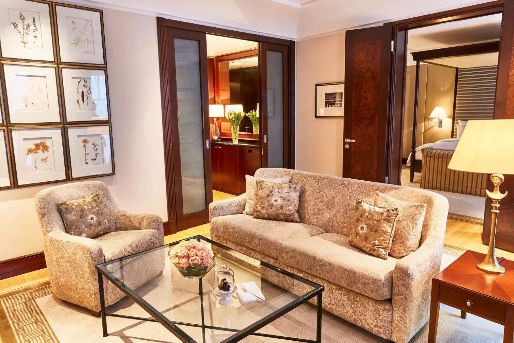 Gemütliches Wohnzimmer mit Sofa und Sesseln in der Pariser Platz Suite
